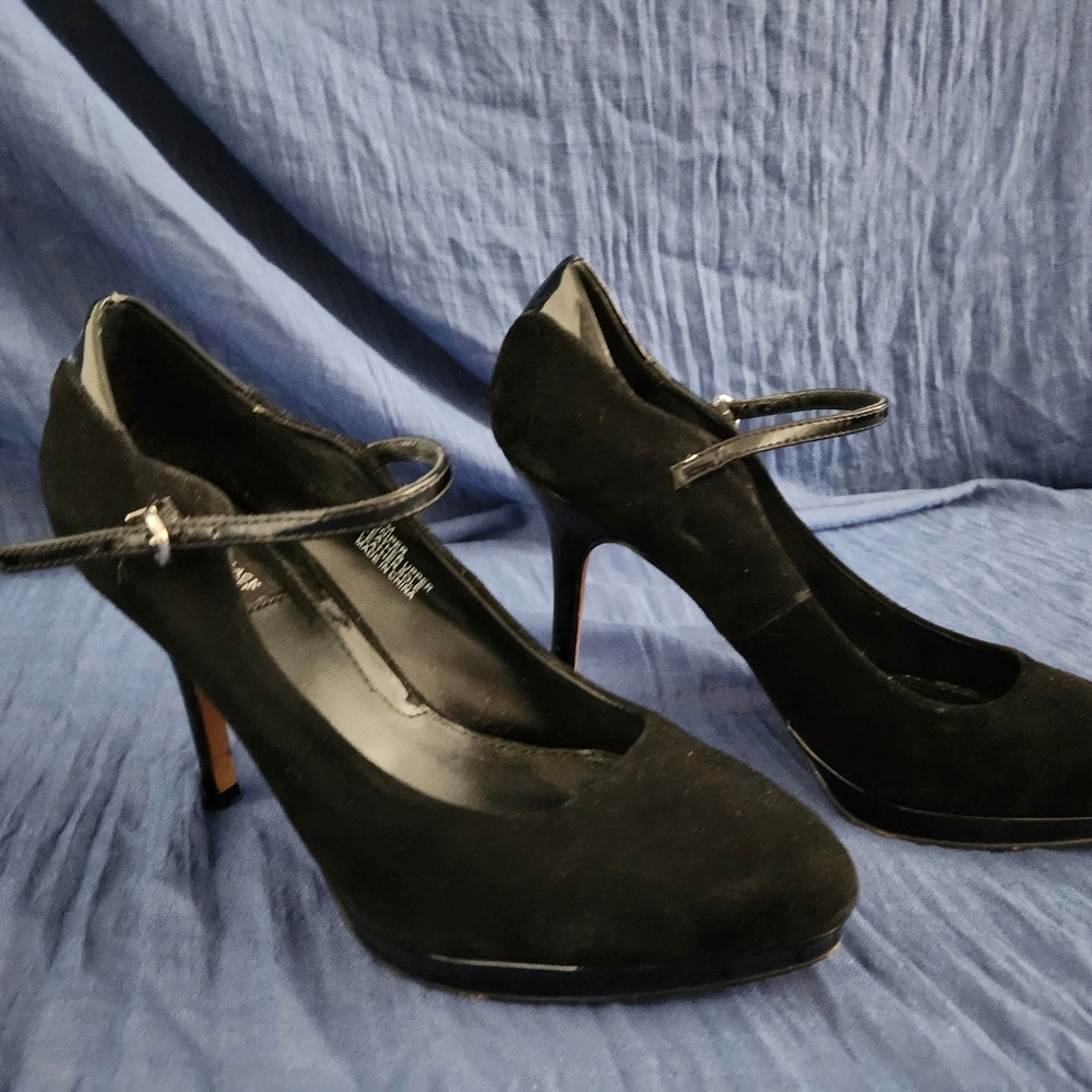 White House Black Market Black sued Mary Jane pumps 7.5 pumps.